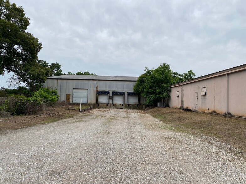 More Photos Of 130 N College St, Pontotoc Warehouse For Lease
