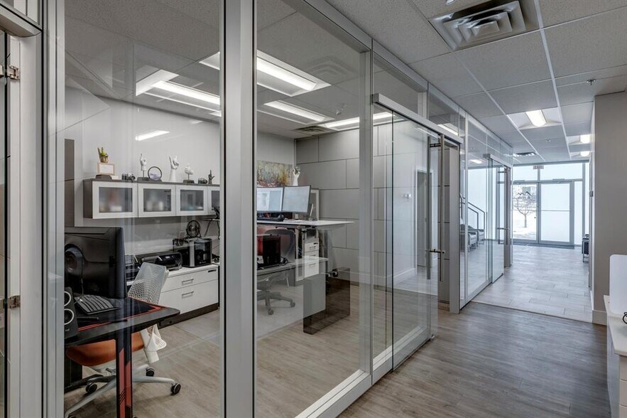 More Photos Of 2903 Kingsview Blvd SE, Airdrie Showroom For Sale