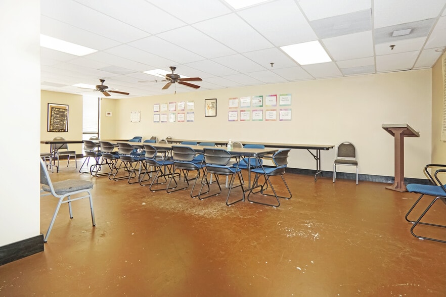 More Photos Of 1560 Commercial Ct, Jonesboro Office For Sale