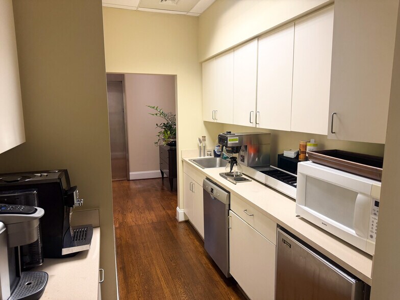 More Photos Of 516 N Tryon St, Charlotte Office For Sale