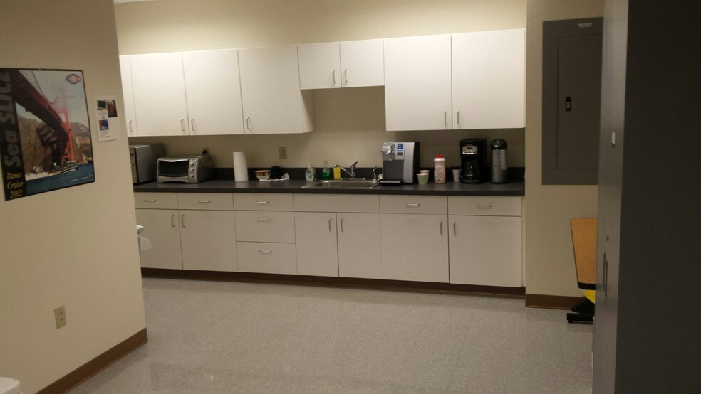 More Photos Of 1 Chelsea St, New London Office For Lease