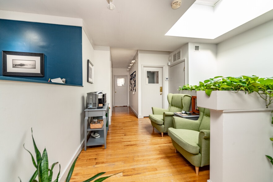 More Photos Of 297 Newbury St, Boston Storefront Retail Office For Sale