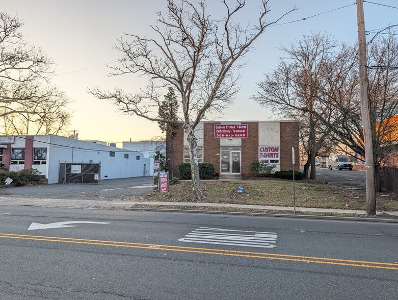 More Photos Of 1166-1200 W Chestnut St, Union Township Showroom For Lease