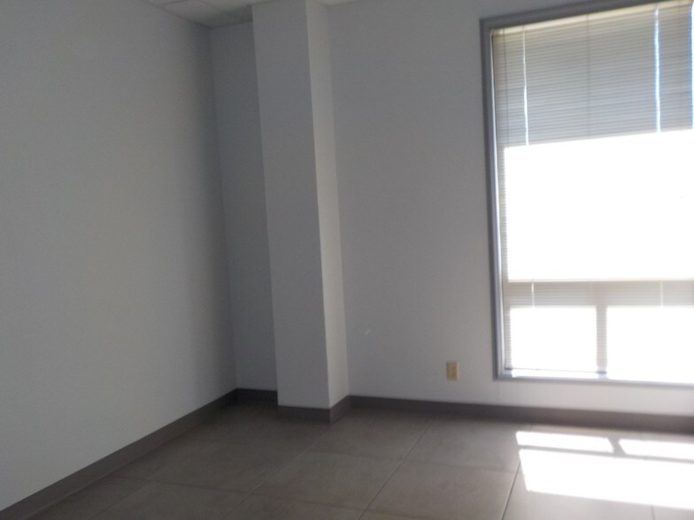 More Photos Of 3700 N 10th St, McAllen Office For Lease