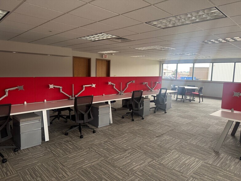 More Photos Of 8310 Clinton Park Dr, Fort Wayne Flex For Lease