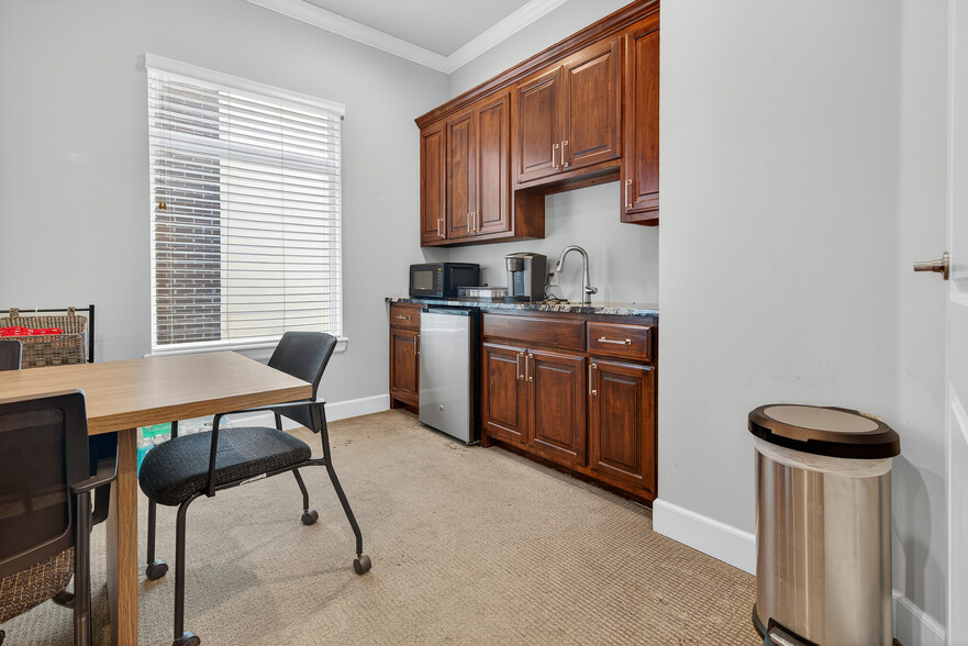 More Photos Of 7806 E 108th St S, Tulsa Office For Lease