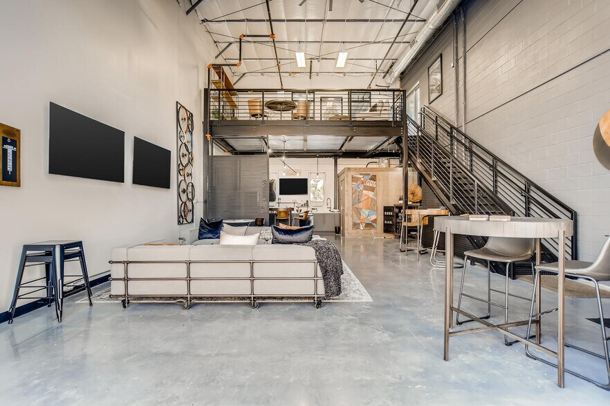 More Photos Of 105 Depot Dr, Belgrade Showroom For Lease