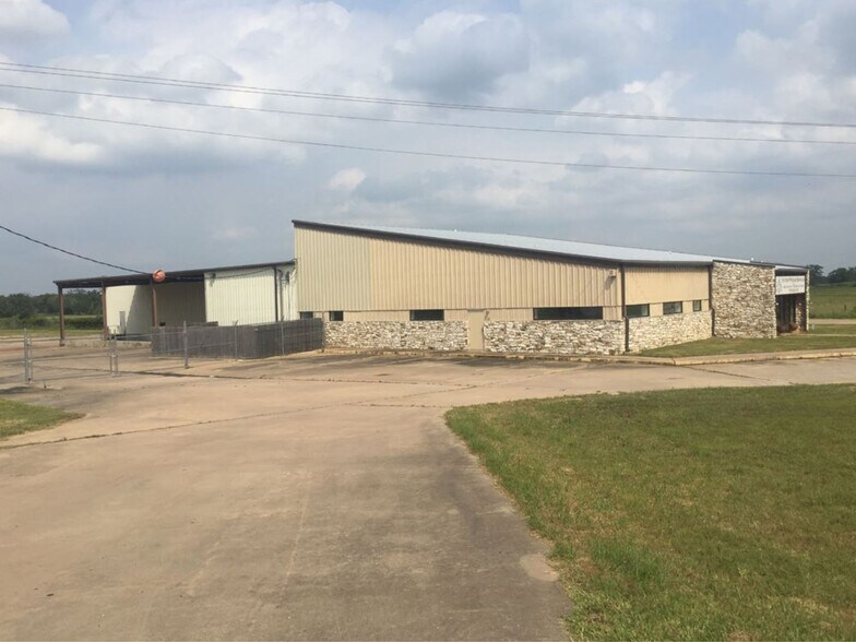 More Photos Of 3492 N US Highway 77, Giddings Warehouse For Lease