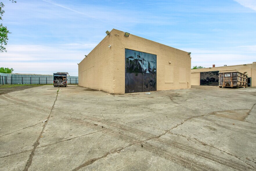 More Photos Of 7075 Lyndon St, Detroit Warehouse For Sale
