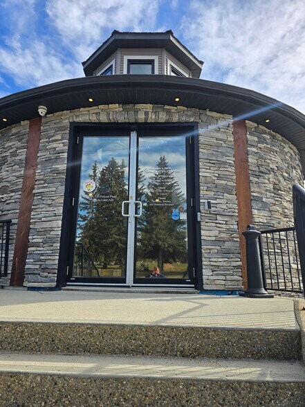 More Photos Of 110 Pelican Pl, Sylvan Lake Office For Sale
