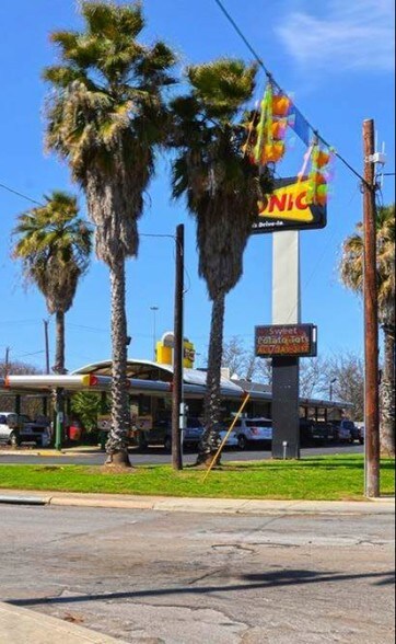 More Photos Of 1611 S General McMullen Dr, San Antonio Fast Food For Sale