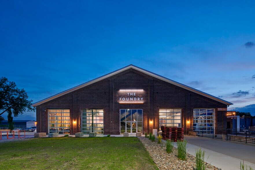 More Photos Of 111 S 11th St, West Des Moines Warehouse For Lease