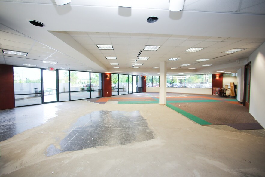 More Photos Of 4030 Vincennes Rd, Indianapolis Office For Lease