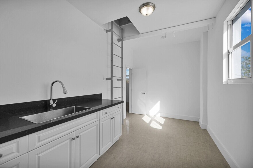 More Photos Of 1635 NW 36th St, Miami Light Distribution For Lease