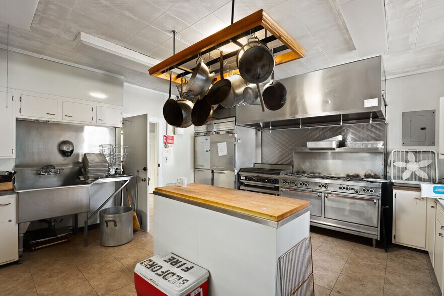 More Photos Of 34 Village Grn, Bedford Specialty For Sale