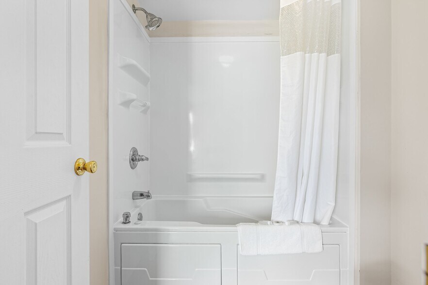 More Photos Of 310 S McCune St, Pilot Knob Hotel For Sale