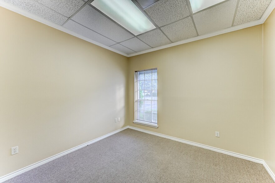 More Photos Of 14741 Pebble Bend Dr, Houston Loft Creative Space For Lease