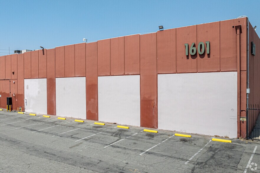 More Photos Of 1601 Perrino Pl, Los Angeles Manufacturing For Lease