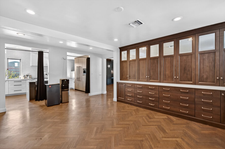 More Photos Of 910 N La Cienega Blvd, Los Angeles Storefront Retail Office For Sale