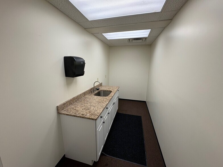 More Photos Of 601 N Redbud Ave, Broken Arrow Service For Lease