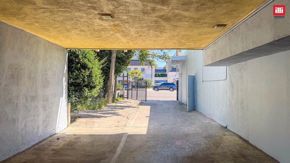 More Photos Of 17517 Ventura Blvd, Encino Storefront Retail Residential For Lease