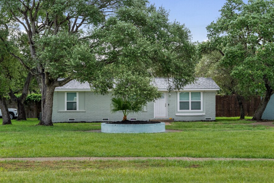 More Photos Of 1300 N Live Oak St, Rockport Multifamily For Sale