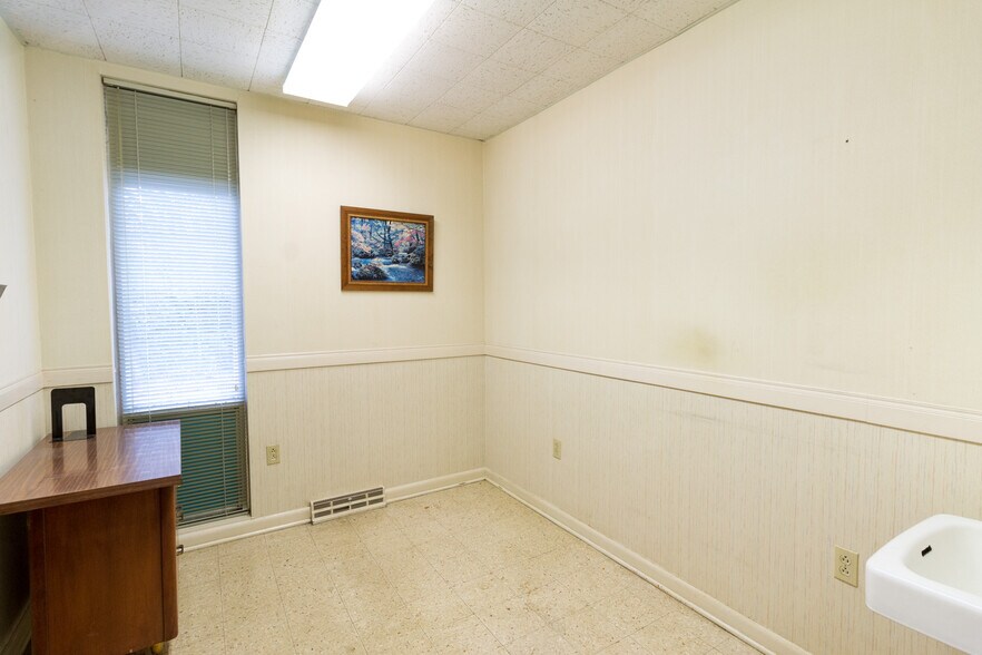 More Photos Of 810 W King St, Kings Mountain Office For Sale
