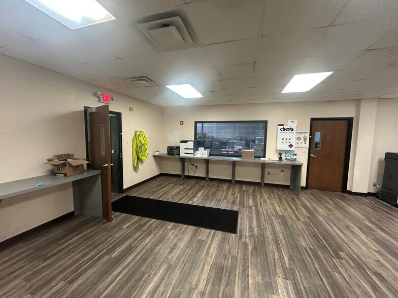 More Photos Of 11401-11445 Moog Dr, Saint Louis Distribution For Lease