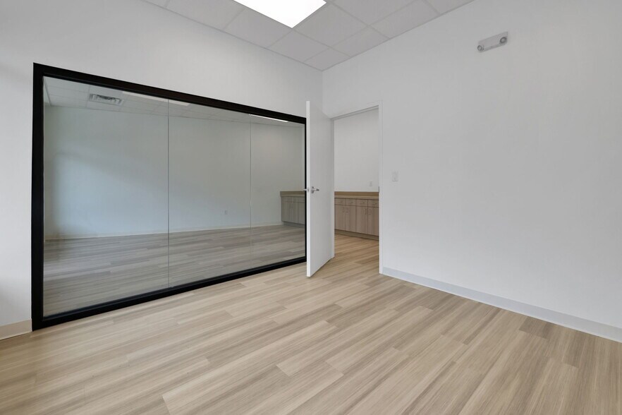 More Photos Of 3853-3921 Hendricks Ave, Jacksonville Storefront For Lease