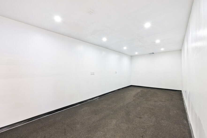 More Photos Of 3921 W Jefferson Blvd, Los Angeles Flex For Lease