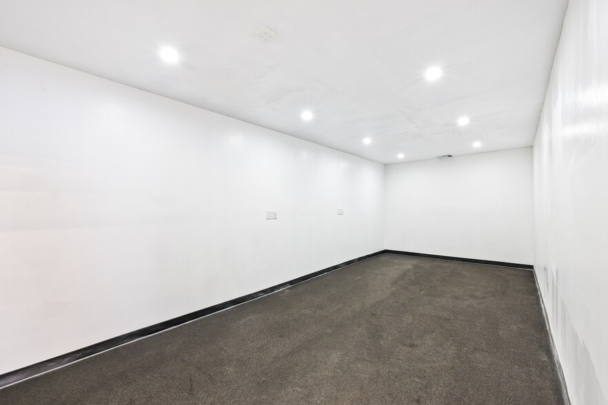 More Photos Of 3921 W Jefferson Blvd, Los Angeles Flex For Lease