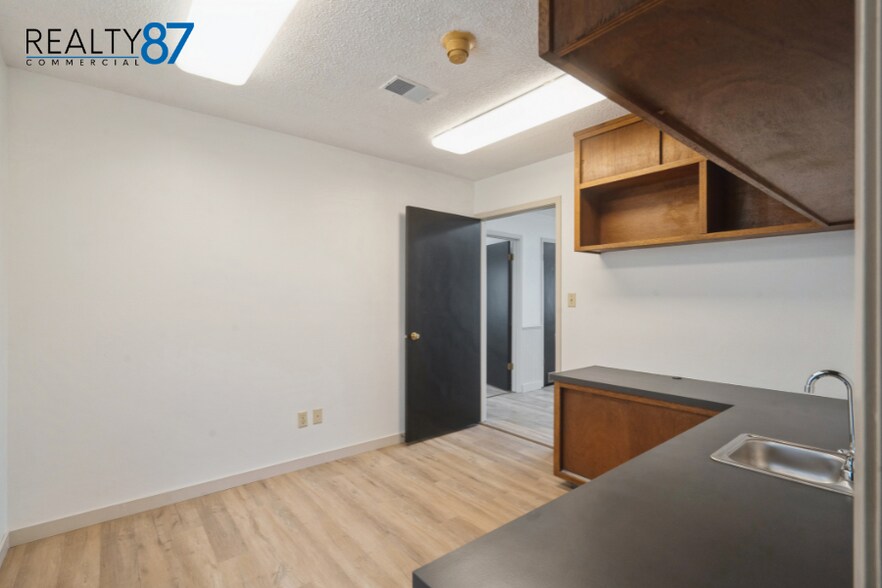 More Photos Of 1620 W Post Rd SW, Cedar Rapids Warehouse For Sale