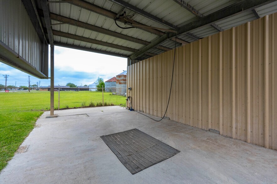 More Photos Of 1500 W Highway 6, Alvin Truck Terminal For Sale