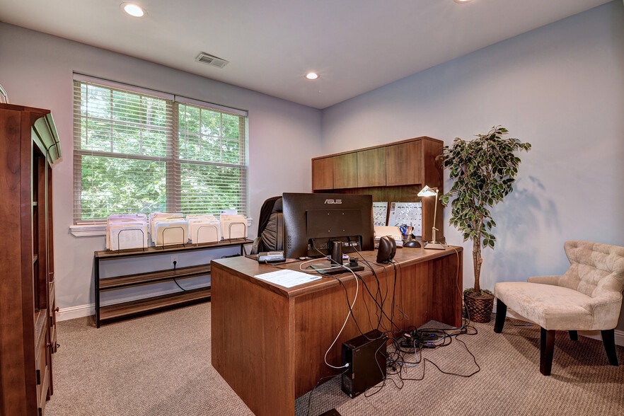 More Photos Of 10609-10611 Watterson Center Ct, Louisville Office For Sale