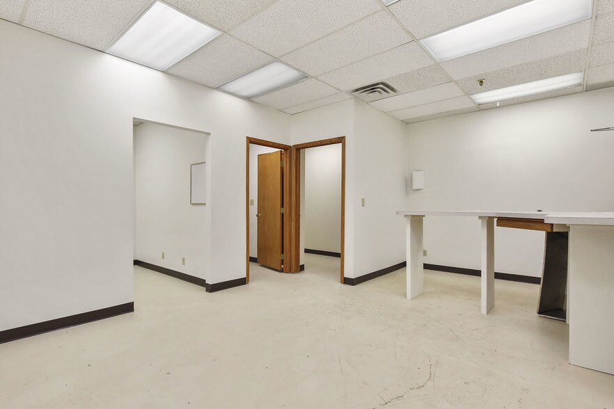 More Photos Of 110-114 S Rum River Dr, Princeton General Retail For Lease