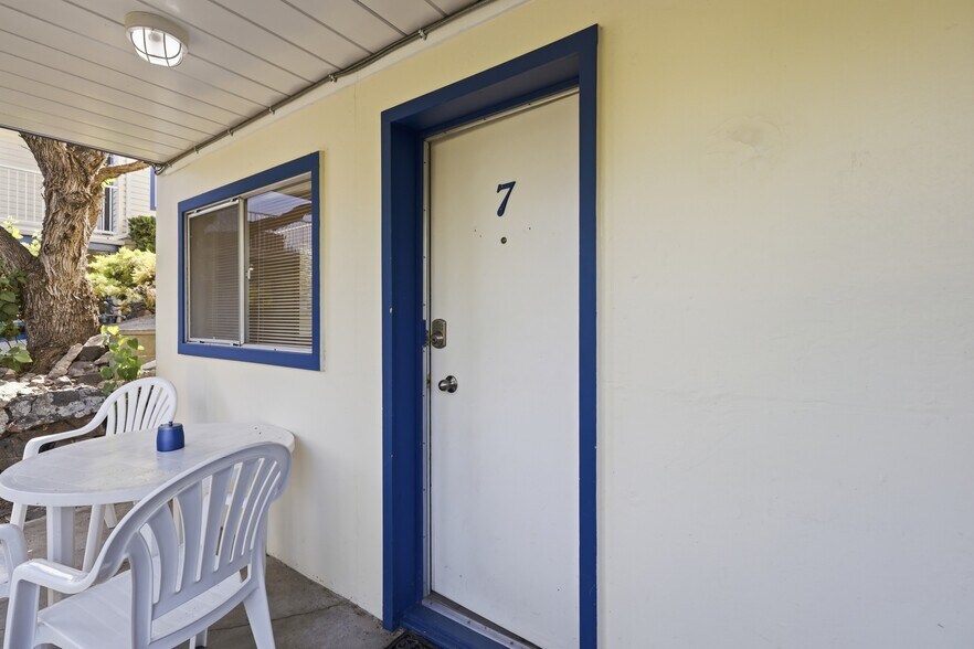 More Photos Of 7001 Savona Access Rd, Thompson-Nicola Hotel For Sale