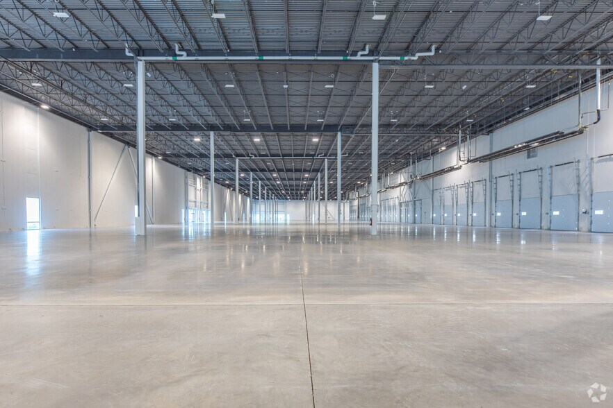 More Photos Of 112 E Beaver Creek Rd, Richmond Hill Warehouse For Lease