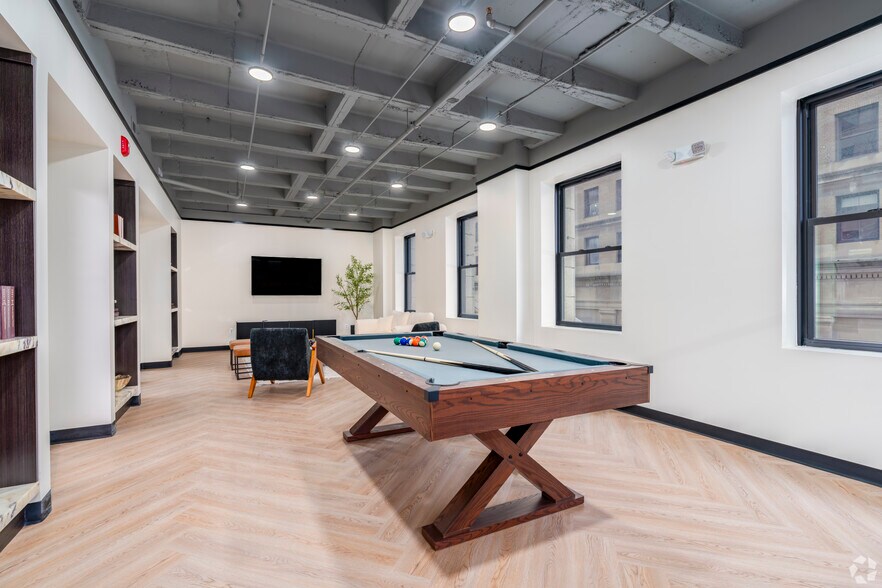 More Photos Of 28 N Saginaw St, Pontiac Office For Lease