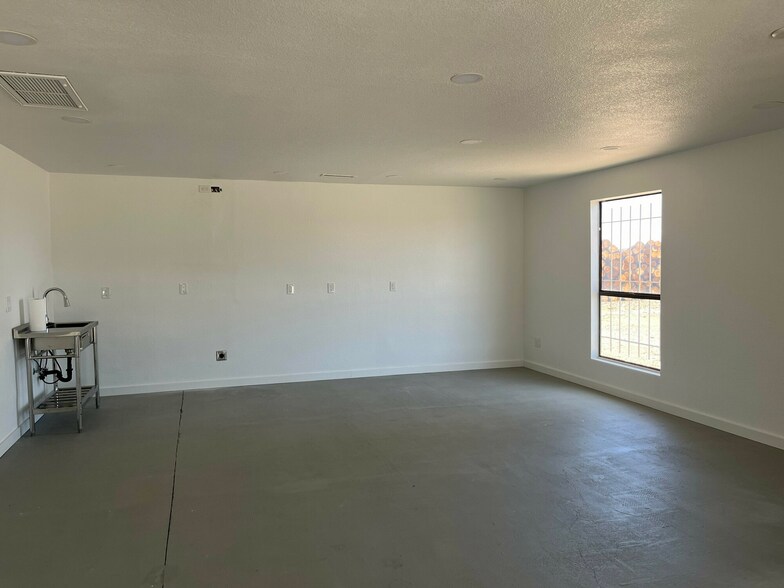 More Photos Of 11910 E Iron King Rd, Humboldt Warehouse For Lease