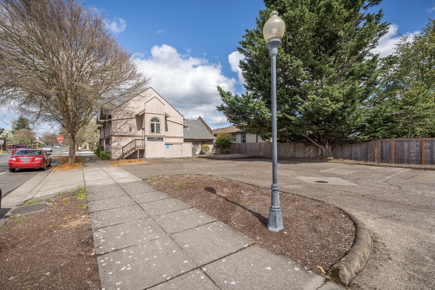 More Photos Of 909-919 Elm St SW, Albany Medical For Sale