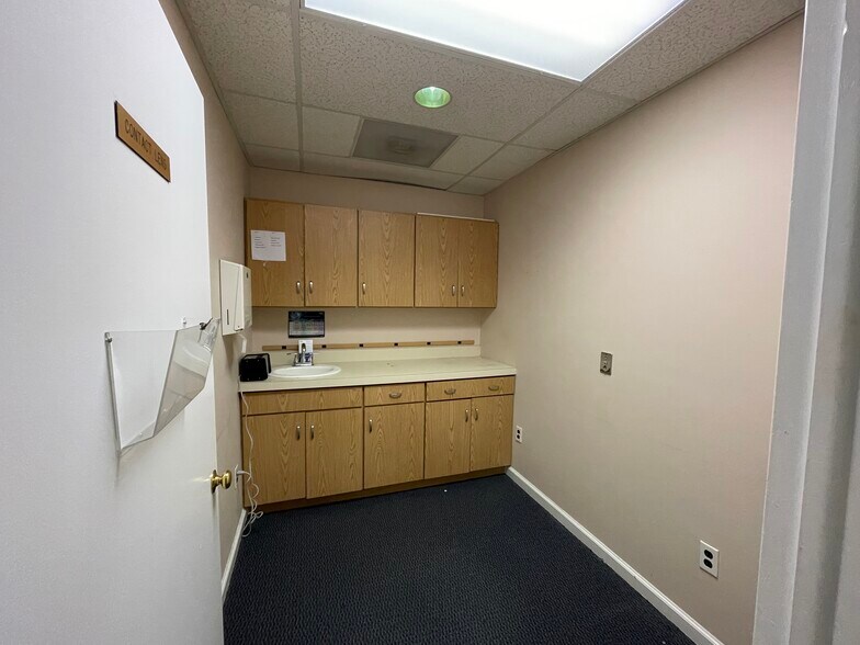 More Photos Of 11355 Pembrooke Sq, Waldorf Medical For Sale