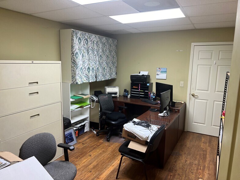 More Photos Of 4989 Mercer University Dr, Macon-Bibb Showroom For Sale