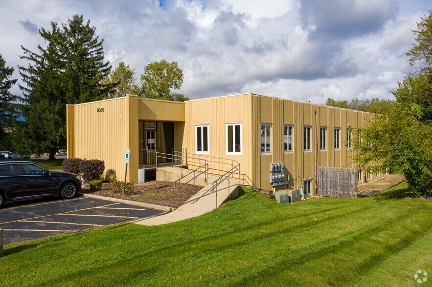 More Photos Of 1065 Lake Ave, Woodstock Office For Lease
