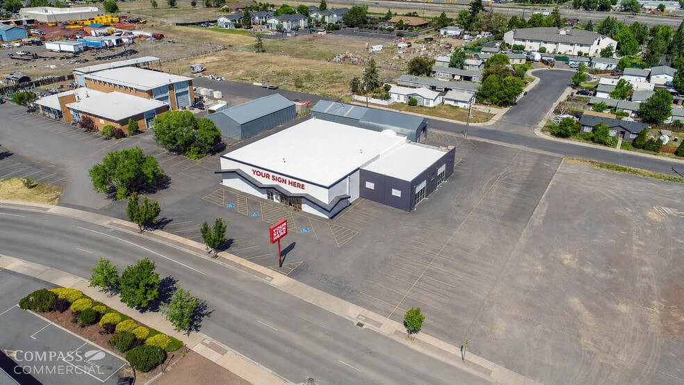 More Photos Of 798 NW 5th St, Redmond Storefront For Sale