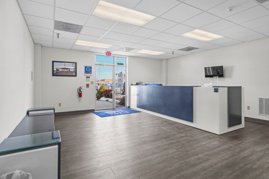 More Photos Of 43880 Commerce Ave, Hollywood Warehouse For Sale