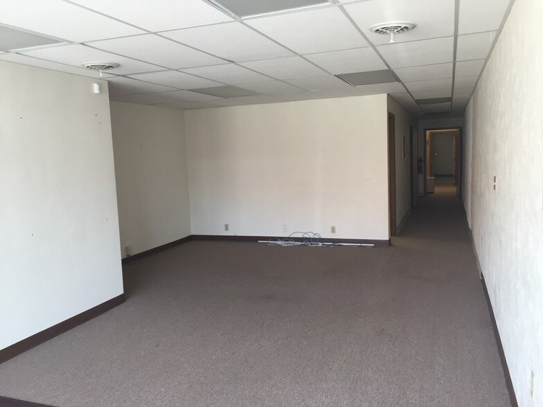 More Photos Of 512 Court St, Pekin General Retail For Sale