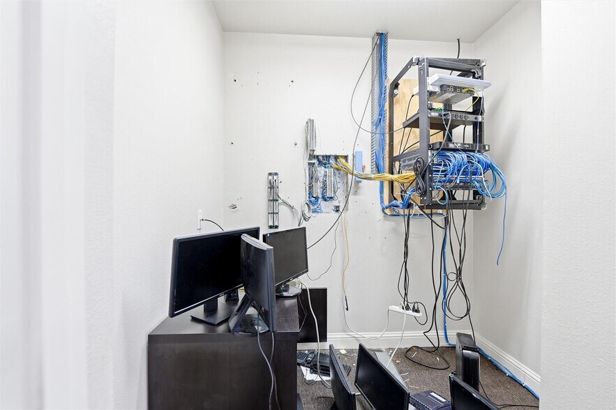 More Photos Of 1301 E Weatherford St, Fort Worth Showroom For Sale