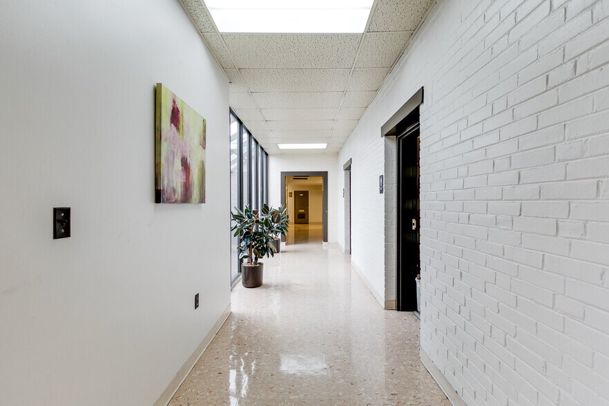 More Photos Of 2025 E Main St, Richmond Office For Lease