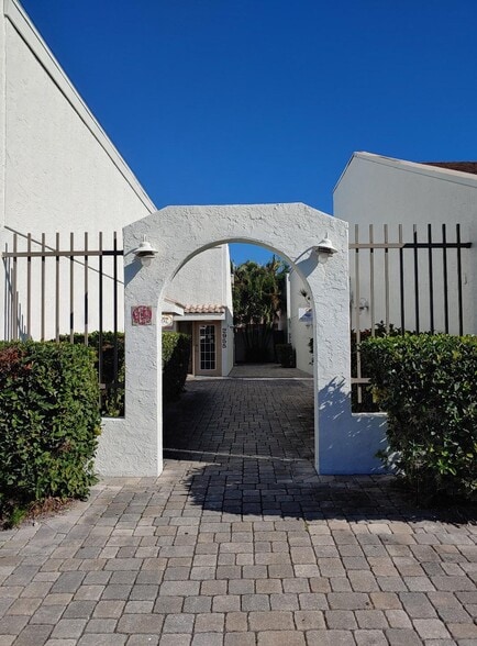 More Photos Of 2945-2963 Bee Ridge Rd, Sarasota Office For Lease