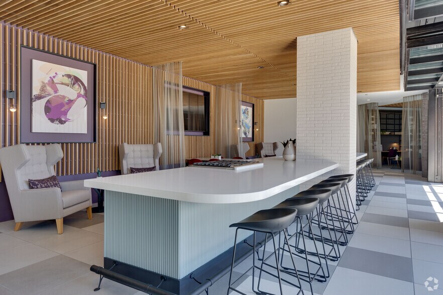 More Photos Of 730 N Milwaukee Ave, Chicago Apartments For Lease